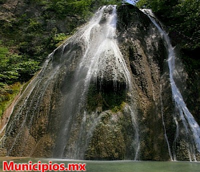 Foto de la cascada cola de caballo en Santiago