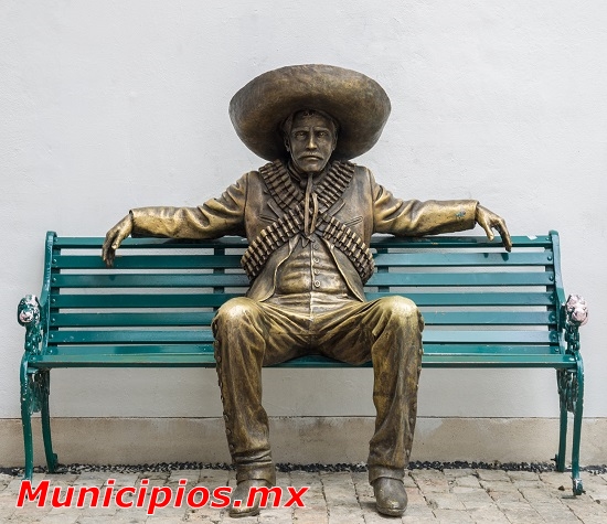 Pancho Viilla en Quinta Avenida de Playa del Carmen