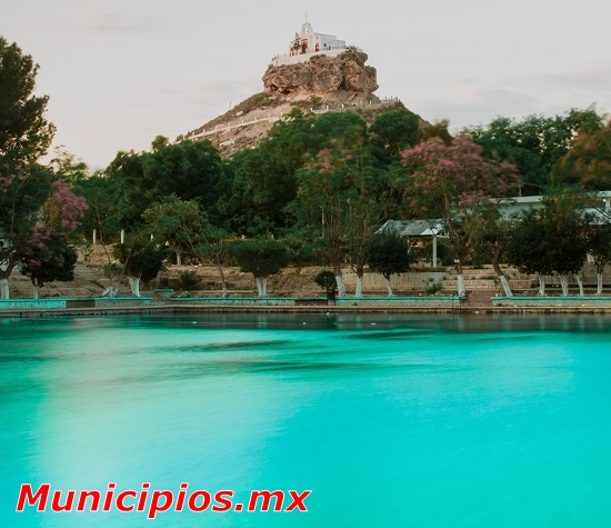 Estanque La Luz con el Santo Madero de fondo, Parras de la Fuente, Coahuila