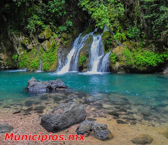 La Poza Azuel en Puente de Dios, SLP